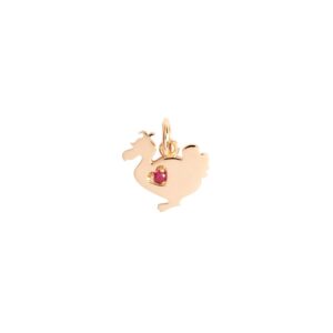Ciondolo a forma di gallo in oro rosa con gemma rossa